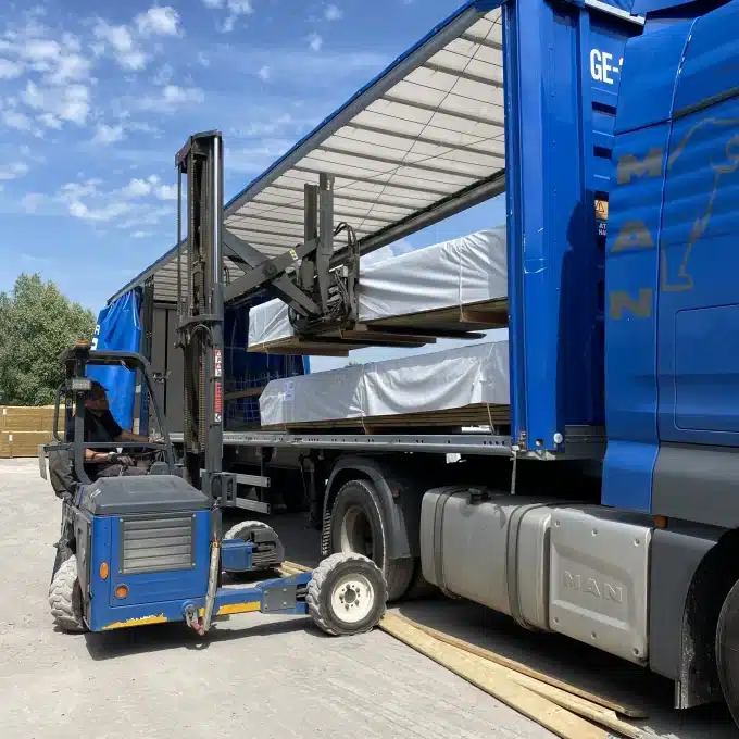 Déchargement d'une commande avec le chariot embarqué du camion