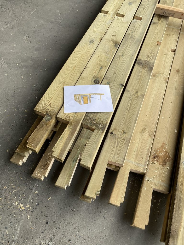 Lame de decoupe CNC en activite — atelier d'usinage Abri Francais