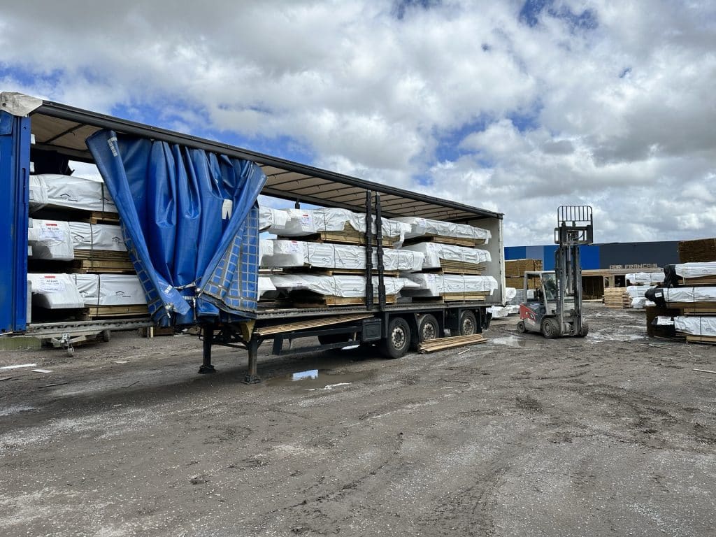 Expedition Abri Francais — chargement camion remorque par chariot elevateur Linde