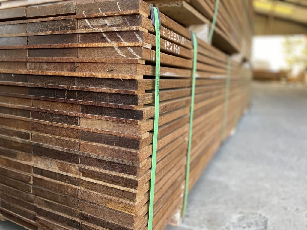 Stock de palettes pin sylvestre autoclave fonce — entrepot exterieur Abri Francais