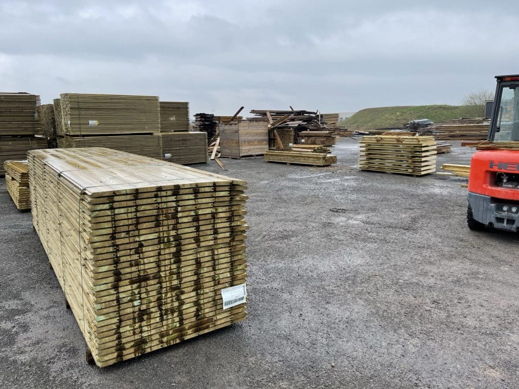 Stock palettes lames pour clotures pin traite — cour usine Illies