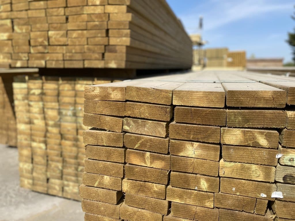 Grand stock de palettes pin traite — exterieur usine Abri Francais