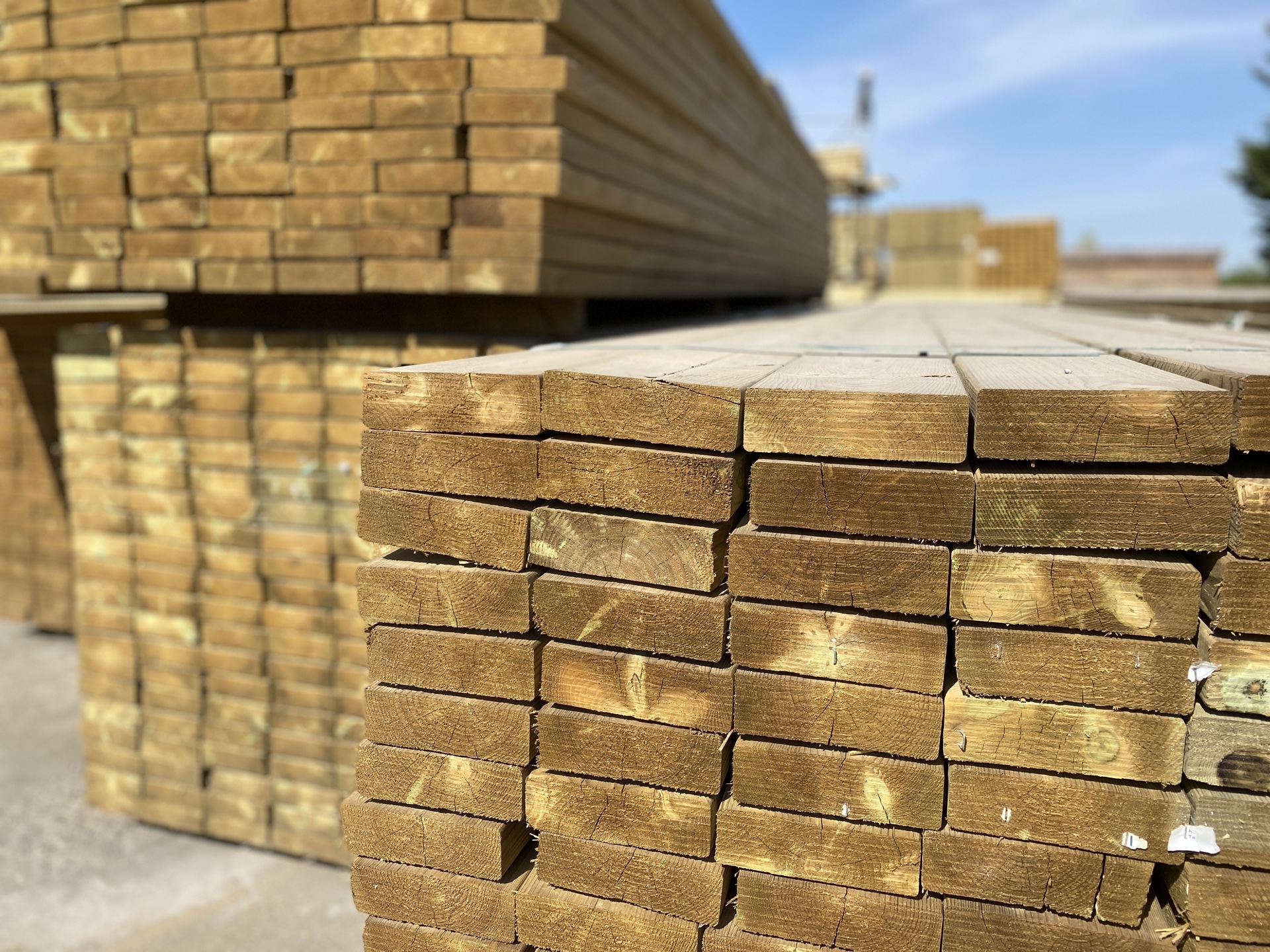 Grand stock de palettes pin traite — exterieur usine Abri Francais