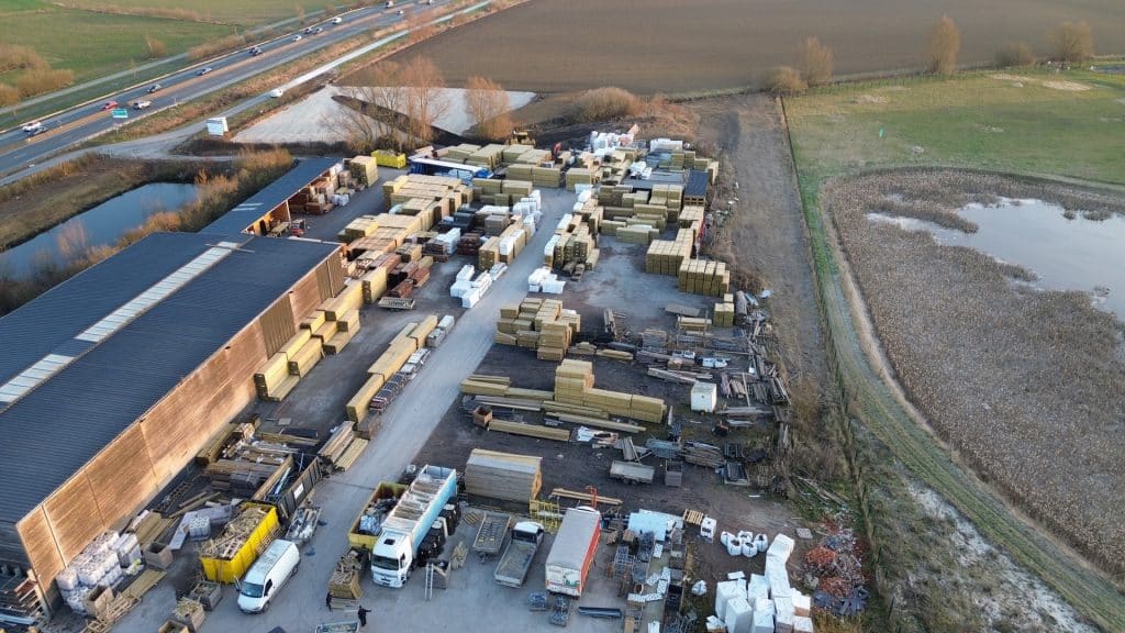 Vue drone du stock de bois et palettes en cour de l'usine Abri Francais a Illies