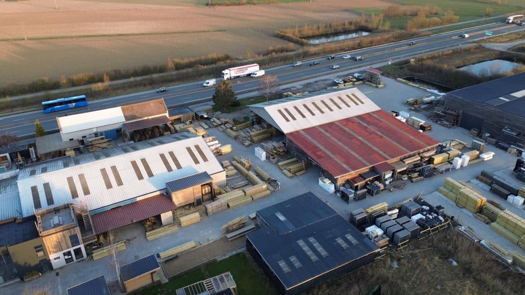 Vue drone de l'usine Abri Francais a Illies (Nord 59480), site de production en bord d'autoroute A25