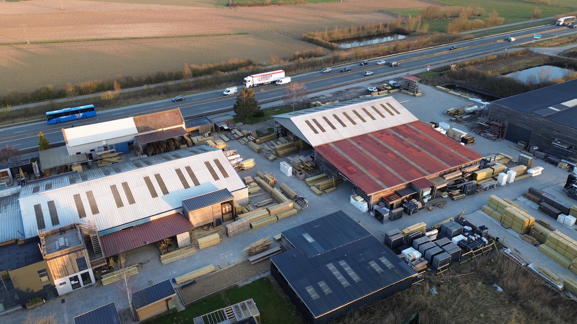 Vue drone de l'usine Abri Francais a Illies (Nord 59480), site de production en bord d'autoroute A25