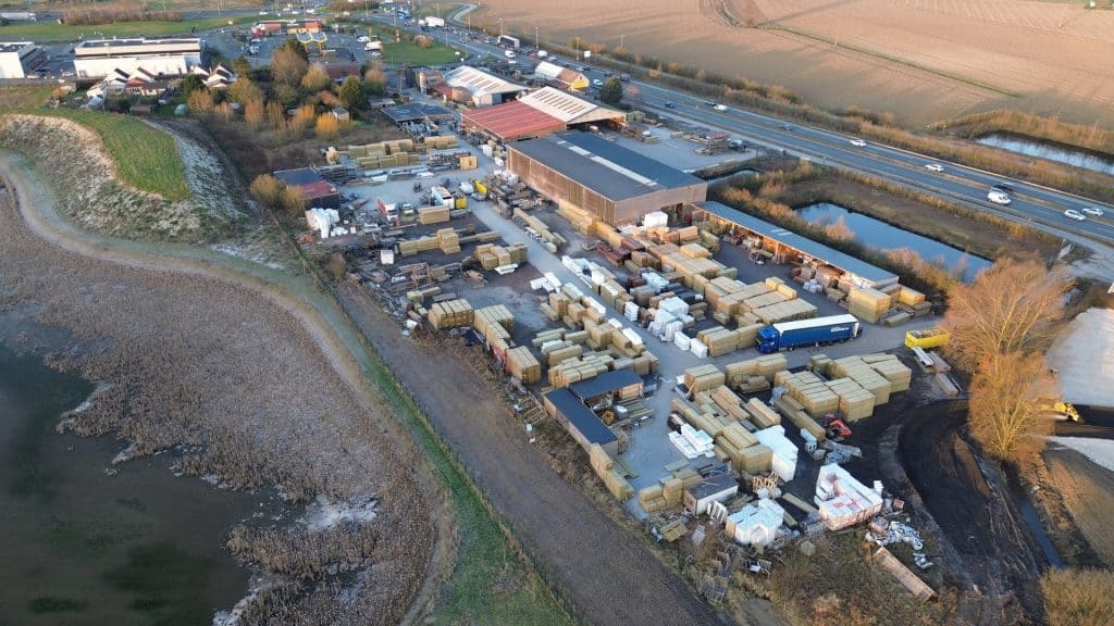 Vue aerienne usine Illies — palettes de bois traite et hangars Abri Francais