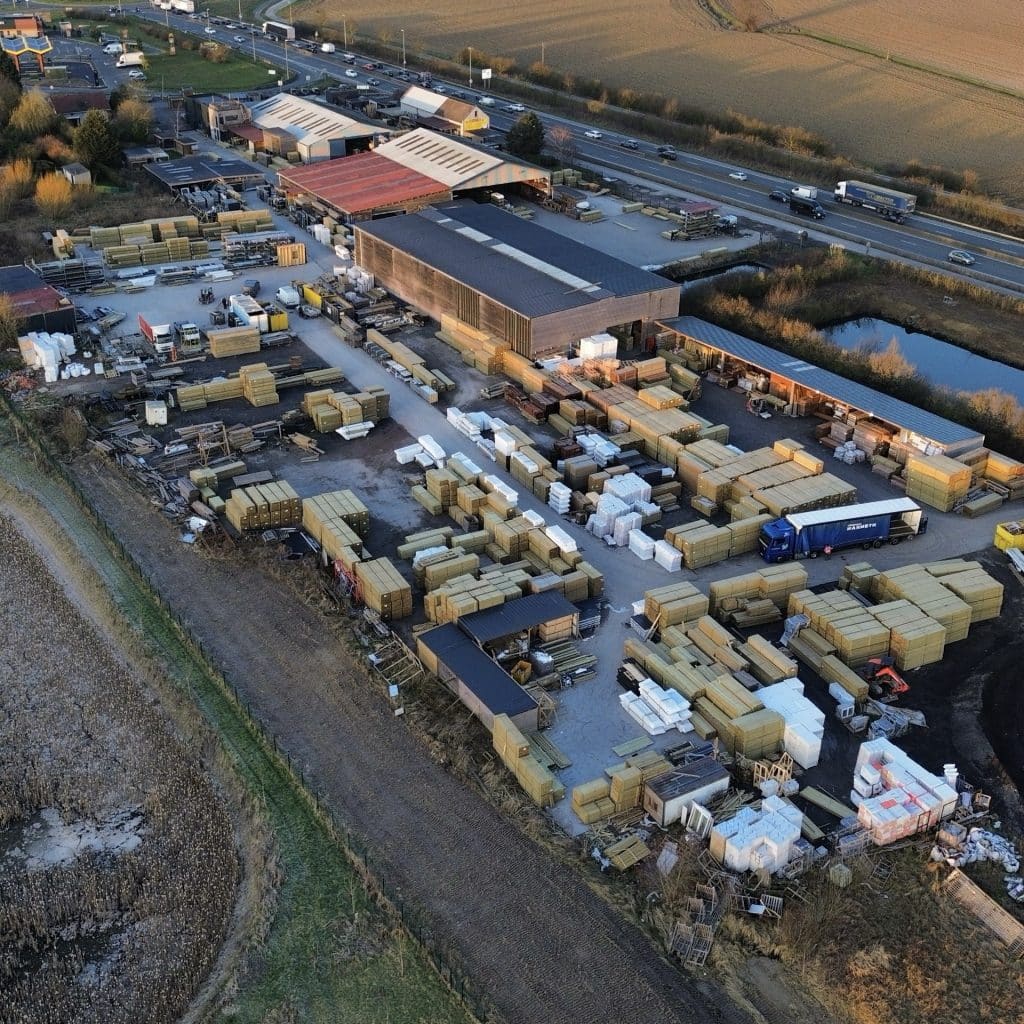 Vue aerienne par drone — zone de stockage de palettes bois usine Illies Abri Francais